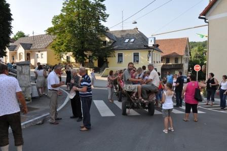KNOBLEHARJEVO 2012 - Otvoritev ceste in pločnika do osnovne šole Frana Metelka 47